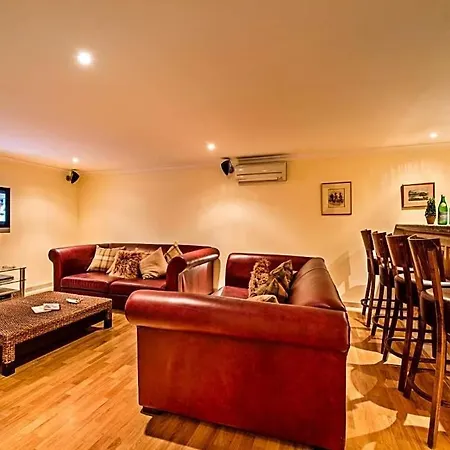 Sleeps 8 Pool Air Con