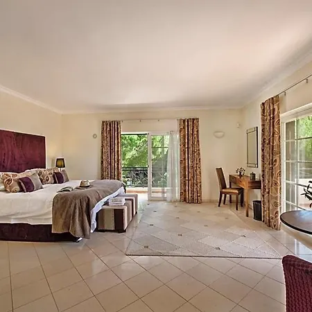 Sleeps 8 Pool Air Con