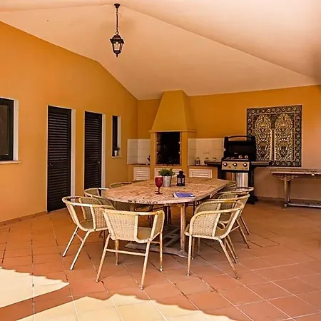 Sleeps 8 Pool Air Con